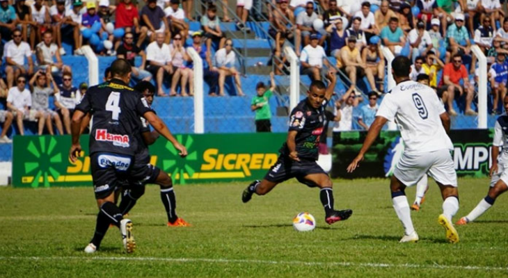  Operário naufraga dentro de campo, enquanto mostra habilidade fora das quatro linhas!