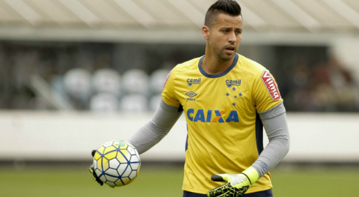  Goleiro Fábio tem sofrido no Brasileirão 2016 e, no momento, é o dono da pior defesa da Série A!