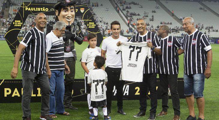  Festejos do título de 1977 começaram mais cedo nesta temporada e teve até camiseta comemorativa para Jadson!