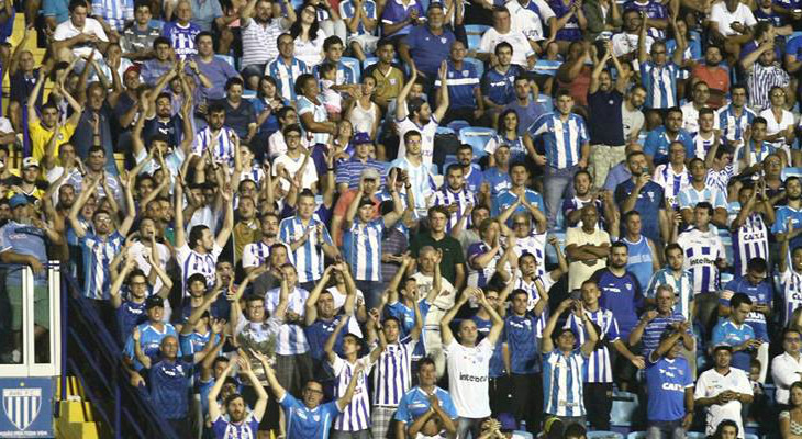  Avaí até tem contado com a presença do torcedor, mas não faz boa campanha em casa pelo Brasileirão!