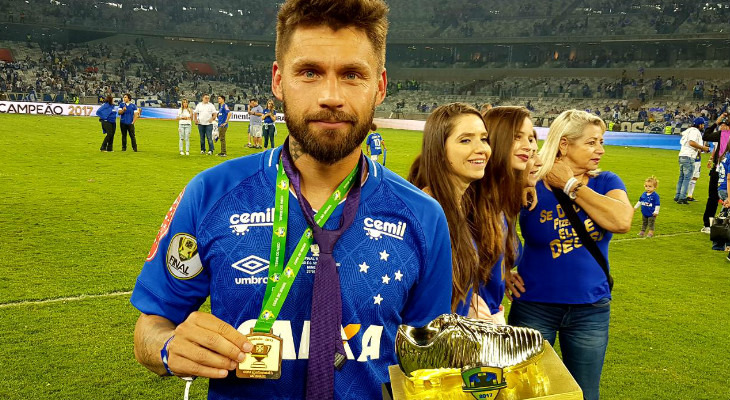  Rafael Sóbis não entrou em campo na final, mas saiu com a medalha de campeão e o troféu de artilheiro da Copa do Brasil!