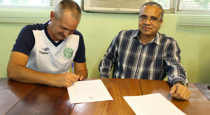  Lisca (à esq.) assinou contrato e foi apresentado pelo Guarani, rituais que ele conhece muito bem!