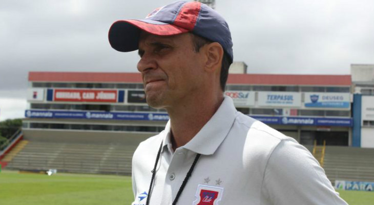  Técnico Wagner Lopes terá a missão não só de comandar o Paraná no Brasileirão, como de acabar com o jejum no Paranaense!