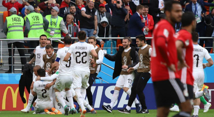  Gimenez marcou aos 44'/2T e encerrou o jejum do Uruguai em Copas do Mundo para festa de jogadores e torcedores!