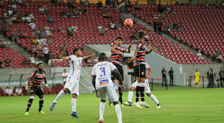  Cena comum! Arquibancadas da Arena Pernambuco - ao fundo - praticamente vazias no Estadual Pernambucano!