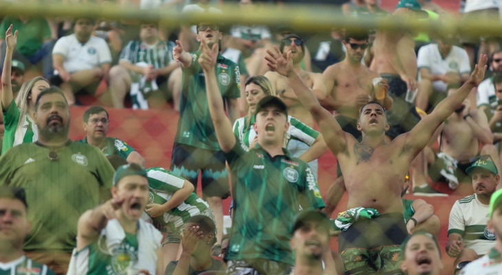  Torcida compareceu ao Barradão e comemorou o acesso do Coritiba na Série B!
