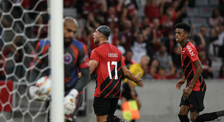  Fernando Nunes joga no Cascavel CR, dono da pior defesa do Paranaense, e levou cinco gols do Athletico!