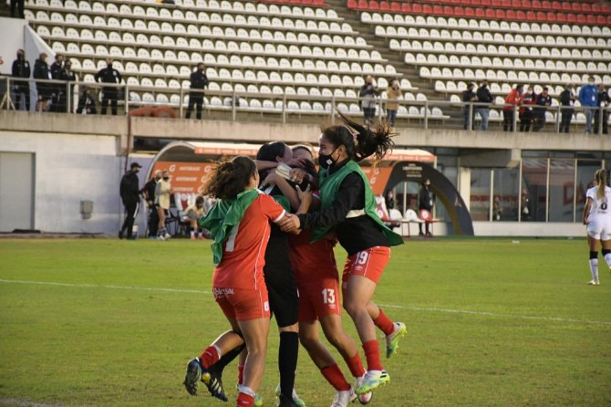  América de Cali despachou o atual campeão Corinthians nos pênaltis e decidirá o título da Libertadores Feminina!