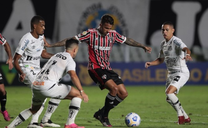 São Paulo caiu ante o Santos e sofreu sua 3ª derrota fora de casa no Brasileirão!