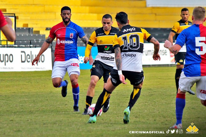  Criciúma venceu o Paraná e se manteve na liderança, mas segue sem vencer fora na Série C!