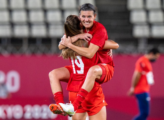  Canadá despachou a Suécia em Yokohama e ganhou seu 1º ouro no futebol feminino das Olimpíadas!