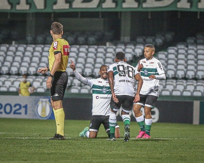  Coritiba tentará ser o 5º campeão seguido do turno a também levantar o troféu da Série B!