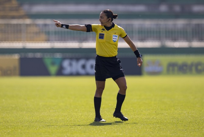  Edina Alves Batista apitou as finais de 2014, 2017, 2018 e, em 2021, estará novamente na decisão do Brasileirão Feminino!