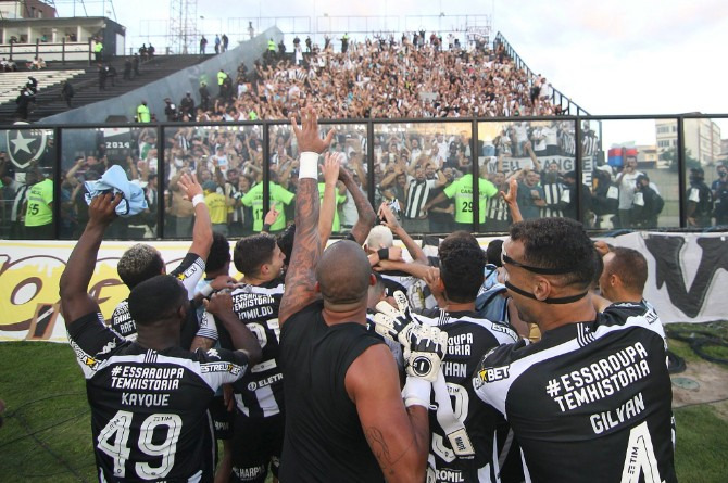  Botafogo, campeão da Série B, está de volta à elite do Brasileirão!