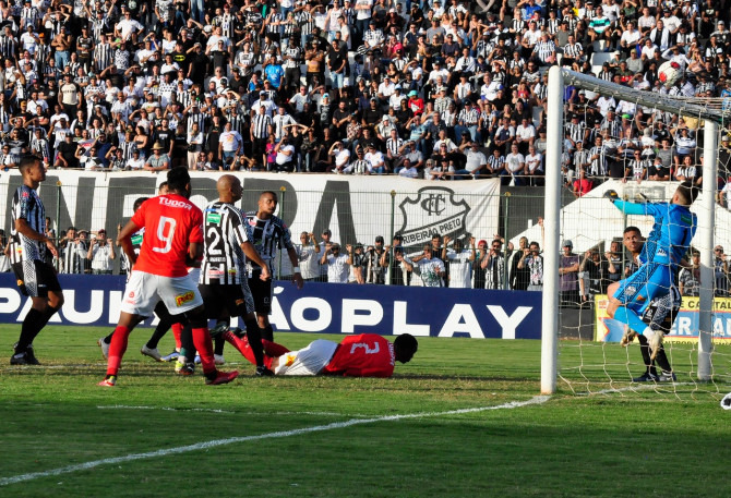  Lance do jogo entre Comercial e Noroeste