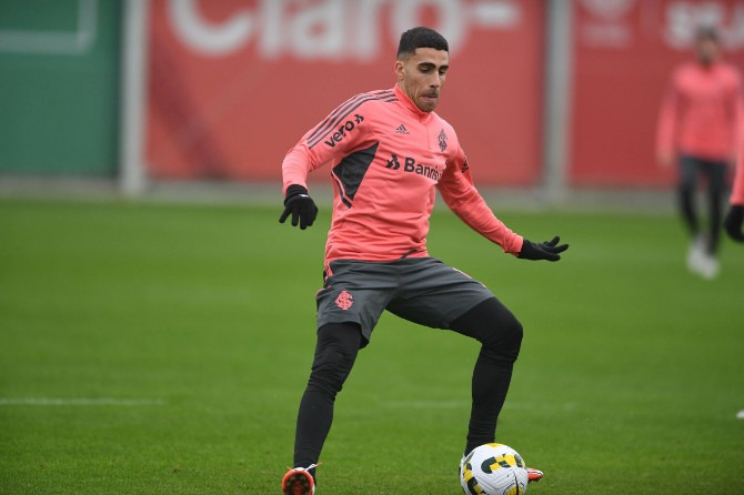  Volante Gabriel durante treino: Inter encara o Coxa