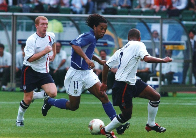  Ronaldinho passa por marcadores ingleses em 2002: última vez