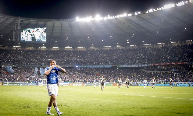  Edu comemora o acesso com a torcida do Cruzeiro