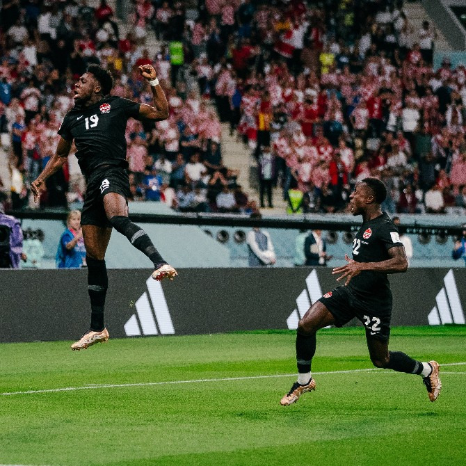  Davies marcou o primeiro gol da história do Canadá em Copas do Mundo!