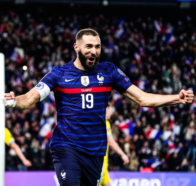 Benzema foi convocado, mas sentiu lesão e deixou o Qatar antes do início da Copa!