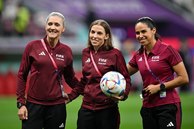  Stéphanie Frappart, ao centro, foi a primeira árbitra a apitar um jogo de Copa do Mundo no masculino!
