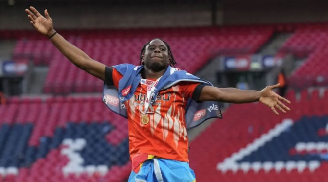  Da 5ª à 1ª! Pelly-Ruddock Mpanzu disputou todas as divisões com o Luton e estará na Premier League!