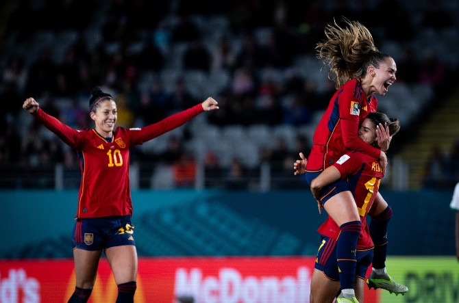  Espanha pegará a atual vice-campeã Holanda nas quartas de final da Copa!