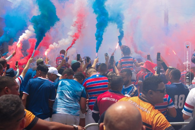  Torcida do Fortaleza deu show antes do embarque do time ao Uruguai!
