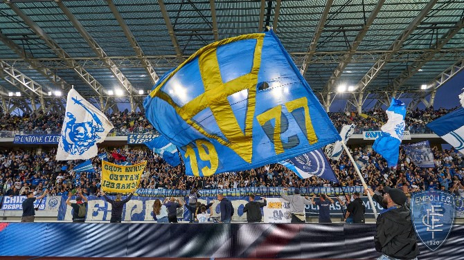  Torcida do Empoli lotou o estádio na vitória sobre o Parma, confronto direto pelo Italiano!