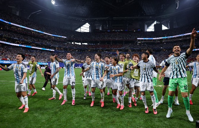  Atual campeã, Argentina chega às quartas de final pela 10ª vez!