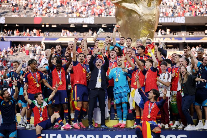  Luis de la Fuente deu o segundo título à Espanha na Copa do Mundo aos 65 anos!