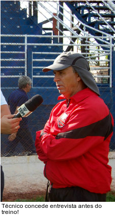 CONCENTRADO! Técnico concede entrevista antes do treino!